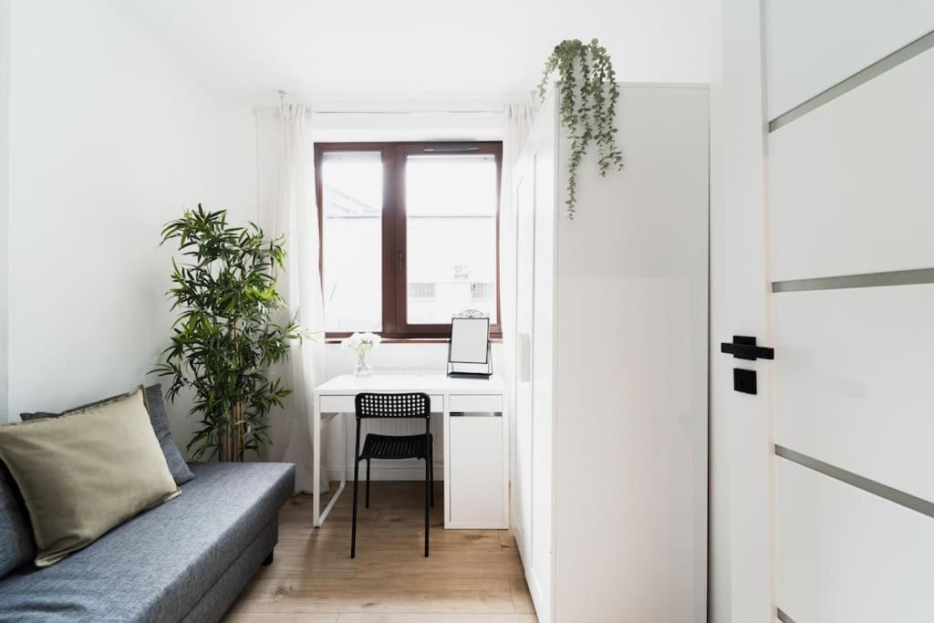 City Center - 3 Rooms - New Building - Private Parking Place - Garage Wrocław Exteriör bild