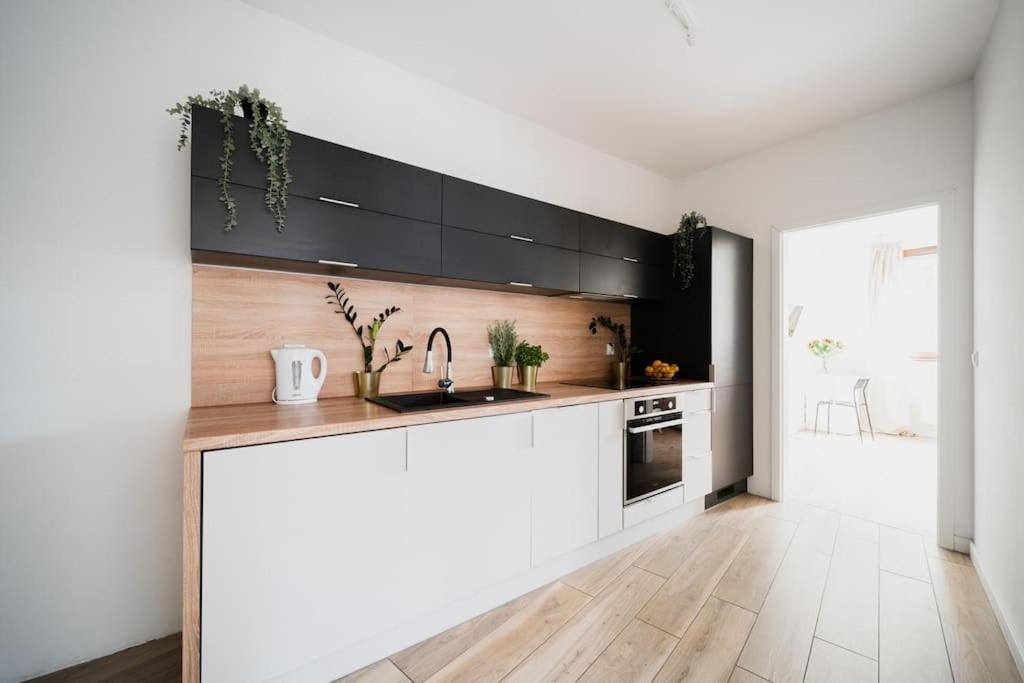 City Center - 3 Rooms - New Building - Private Parking Place - Garage Wrocław Exteriör bild