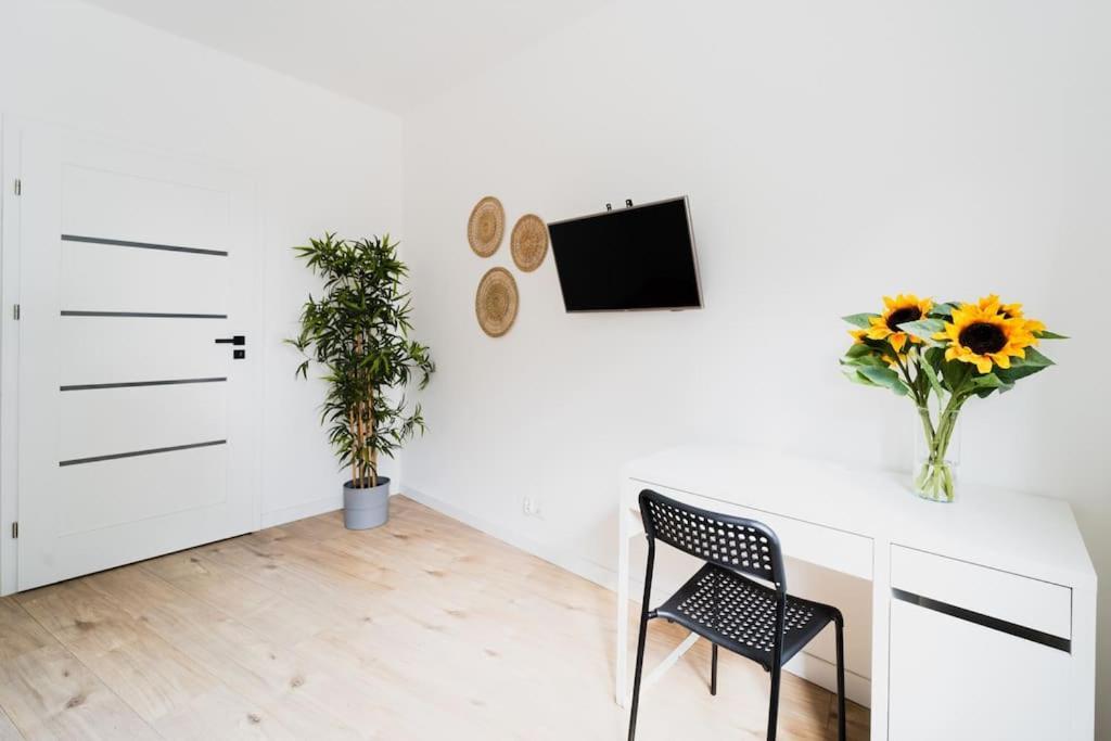 City Center - 3 Rooms - New Building - Private Parking Place - Garage Wrocław Exteriör bild