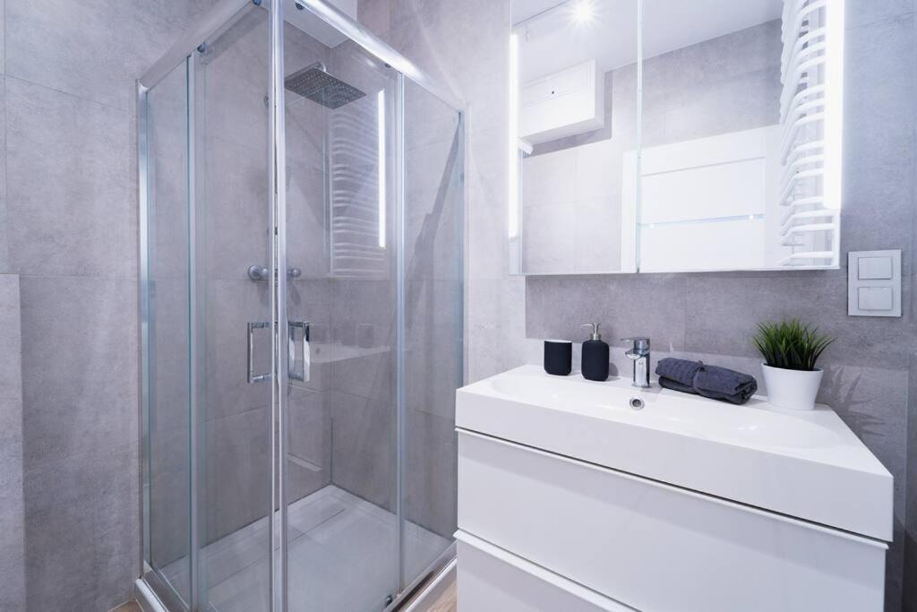 City Center - 3 Rooms - New Building - Private Parking Place - Garage Wrocław Exteriör bild