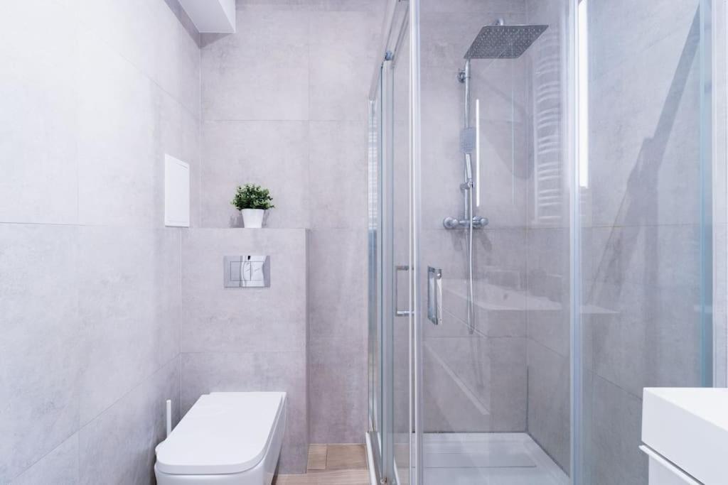 City Center - 3 Rooms - New Building - Private Parking Place - Garage Wrocław Exteriör bild